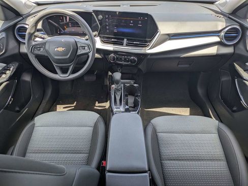 Used 2025 Chevrolet Trax LT FWD image 16