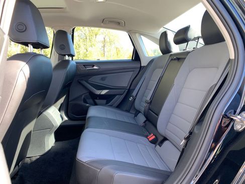 Used 2025 Volkswagen Jetta SE image 24