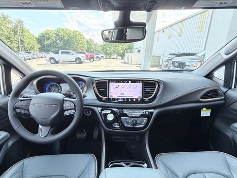 New 2027 Chrysler Pacifica Pinnacle w/ Theater Group FWD image 12