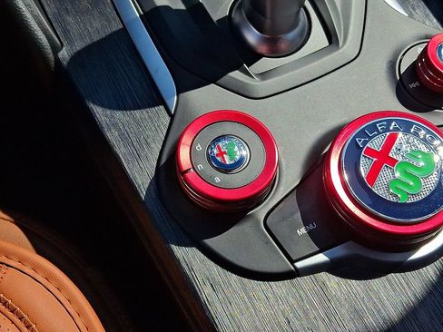 Used 2019 Alfa Romeo Giulia AWD image 25