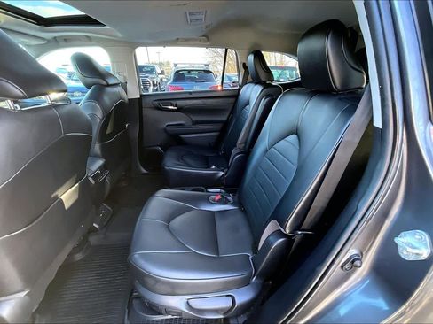 Certified 2021 Toyota Highlander XLE image 20