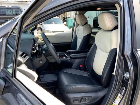 New 2025 Toyota Sienna Platinum image 8