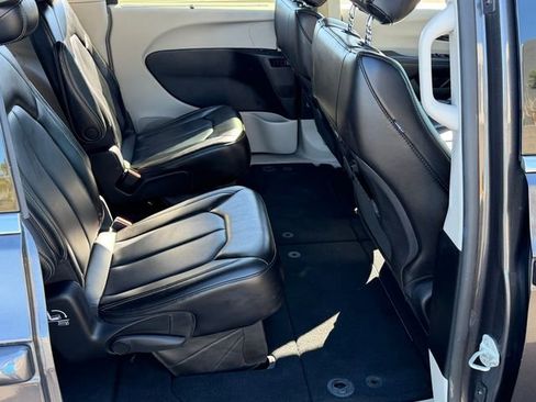 Used 2023 Chrysler Pacifica Touring-L FWD image 24