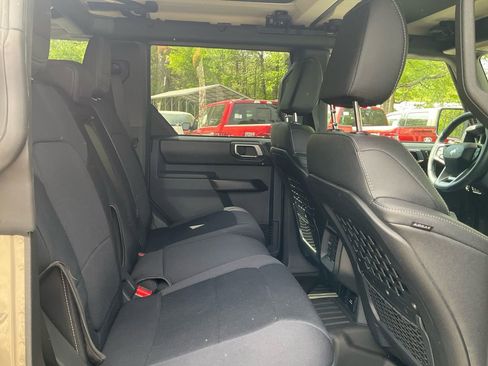 Used 2025 Ford Bronco Badlands image 13