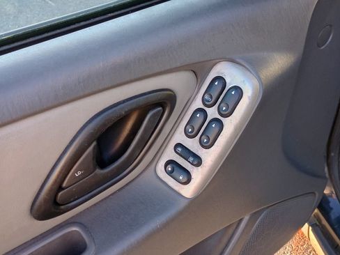 Used 2007 Ford Escape XLT image 12