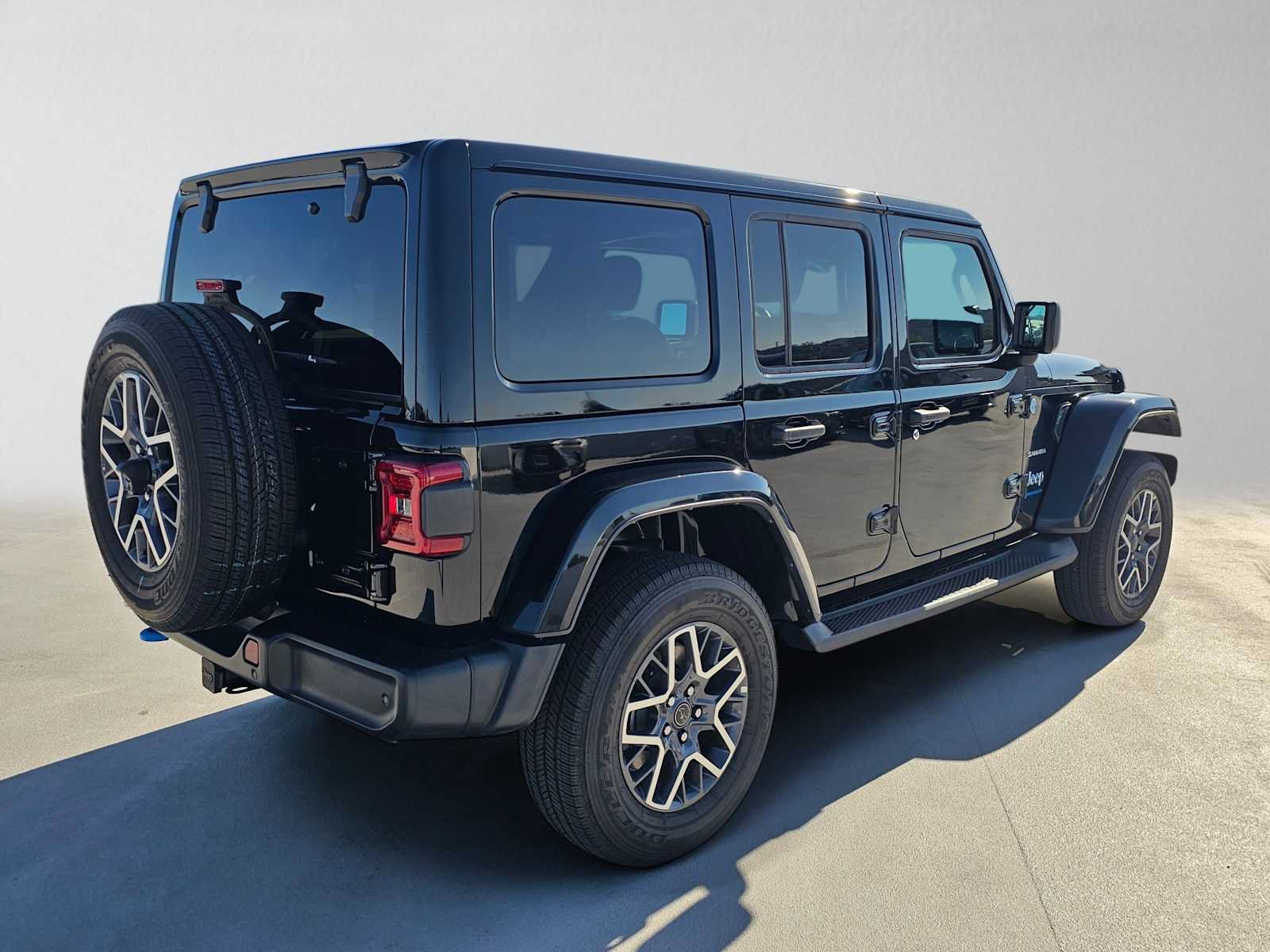 Used 2024 Jeep Wrangler Unlimited Sahara w/ Technology Group AWD/4WD image 3