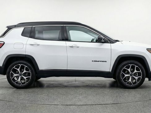 Used 2025 Jeep Compass Limited image 11