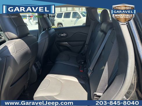 Used 2019 Jeep Cherokee Overland AWD/4WD image 3
