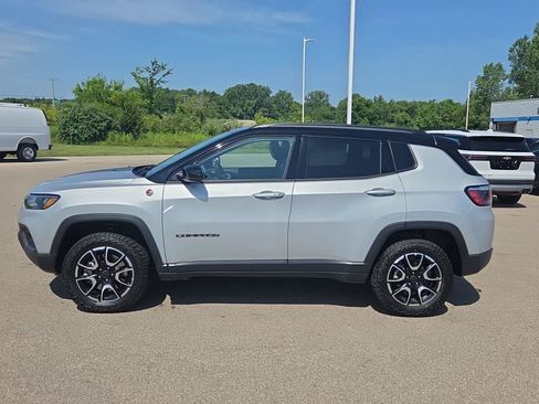 Used 2025 Jeep Compass Trailhawk AWD/4WD image 2