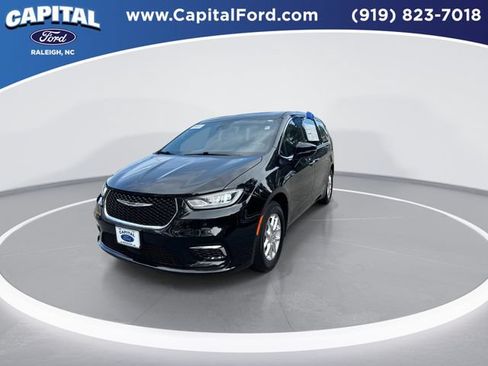 Used 2025 Chrysler Pacifica Select FWD image 4