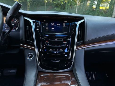 Used 2019 Cadillac Escalade 2WD image 18