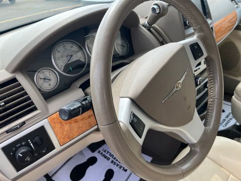 Used 2010 Chrysler Town & Country Limited w/ Entertainment Group #3 FWD image 27