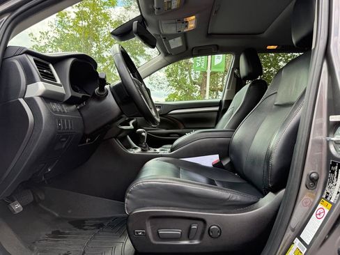 Used 2019 Toyota Highlander XLE AWD/4WD image 12