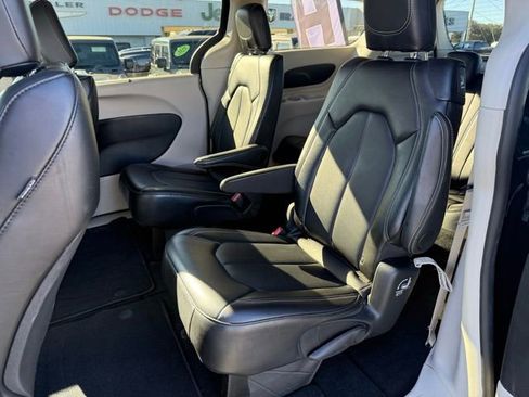 Certified 2024 Chrysler Pacifica Touring-L FWD image 10