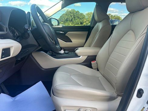 Used 2022 Toyota Highlander XLE image 12