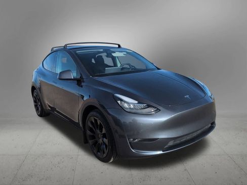 Used 2022 Tesla Model Y Long Range image 8