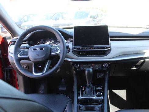 Used 2025 Jeep Compass Limited AWD/4WD image 17