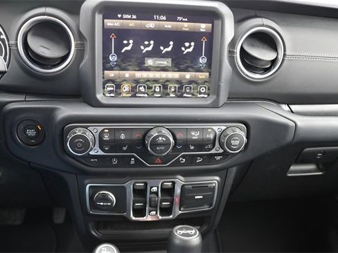 Used 2018 Jeep Wrangler Unlimited Sahara image 22