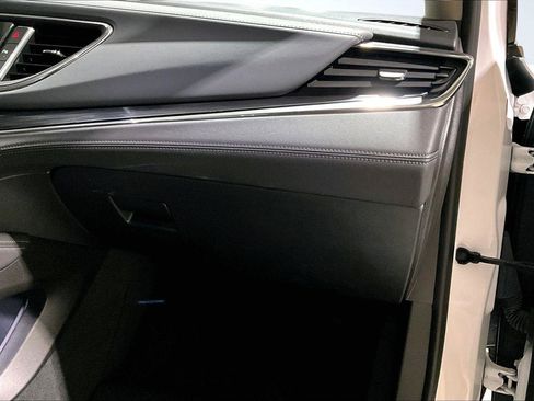 Used 2019 Buick Enclave Essence image 17