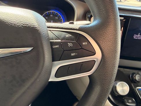 Used 2018 Chrysler Pacifica Touring Plus w/ Tire & Wheel Group FWD image 23