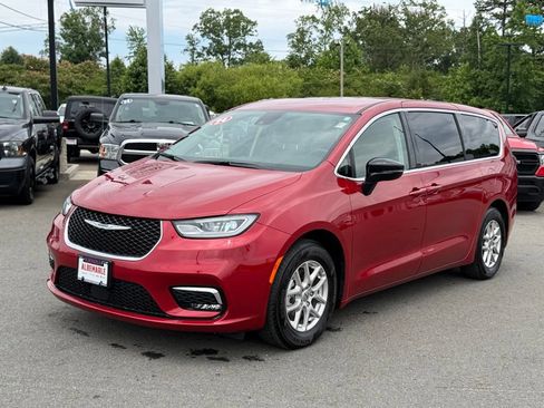 Used 2024 Chrysler Pacifica Touring-L FWD image 9
