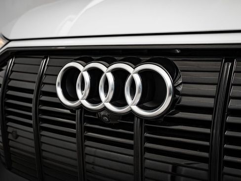 Used 2021 Audi e-tron Prestige w/ Prestige Package image 3