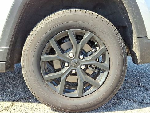 Used 2025 Jeep Grand Cherokee Altitude image 37