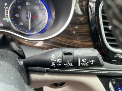 Used 2023 Chrysler Pacifica Limited FWD image 22