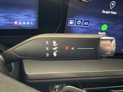 Used 2025 Chevrolet Traverse LT image 14