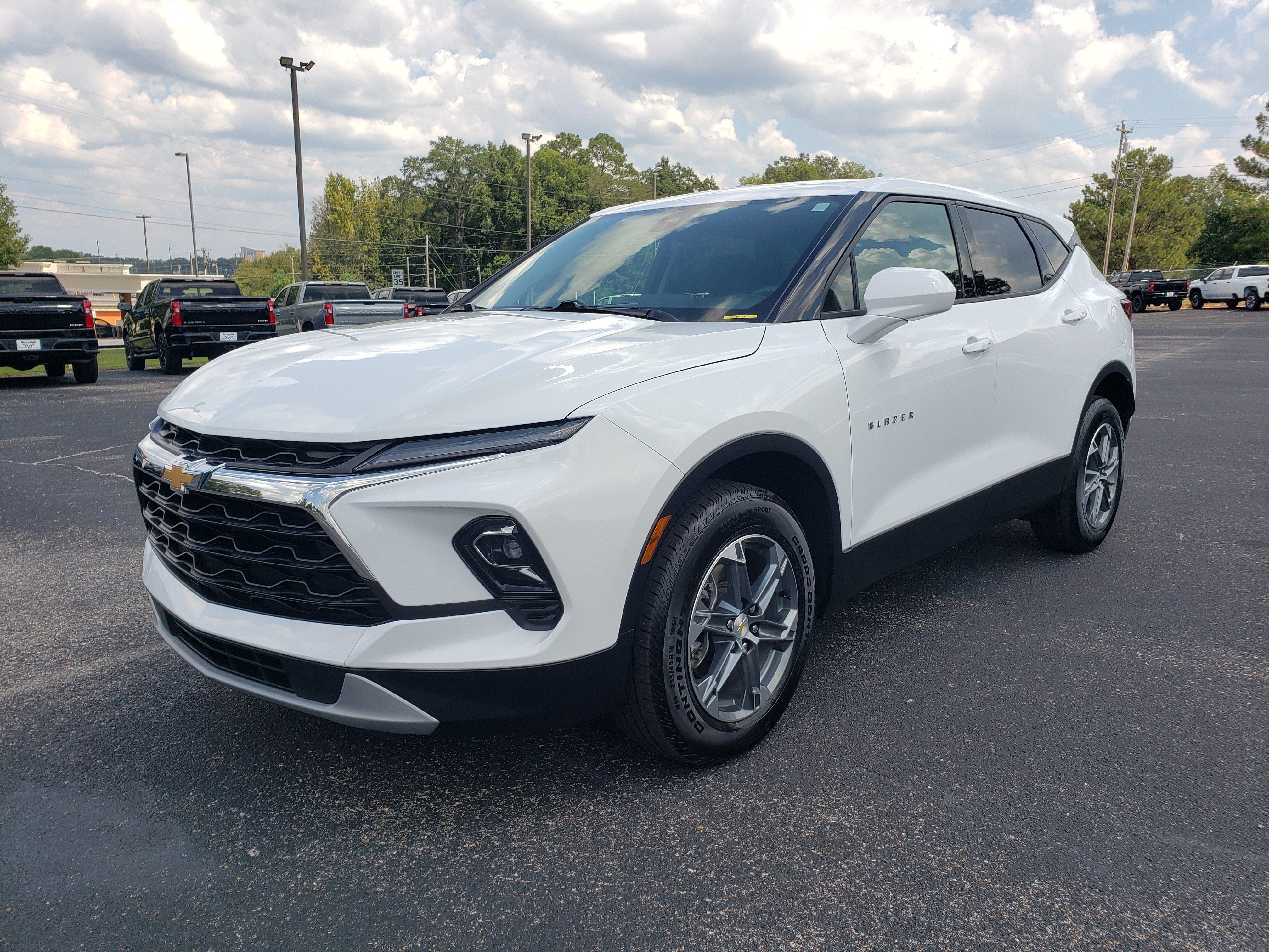 Used 2025 Chevrolet Blazer LT FWD image 2
