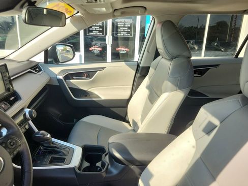 Used 2021 Toyota RAV4 XLE Premium image 18