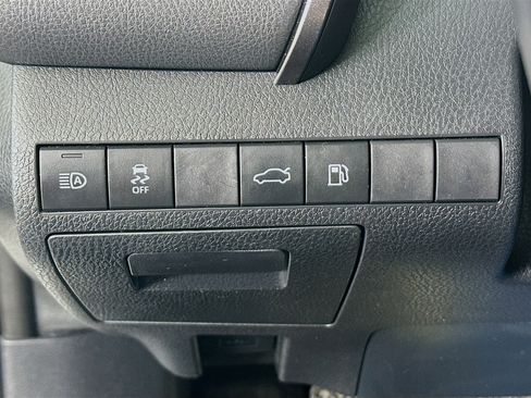 Used 2018 Toyota Camry SE image 16