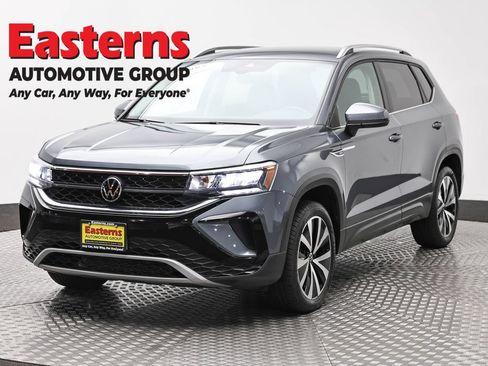 Used 2022 Volkswagen Taos SE FWD image 1