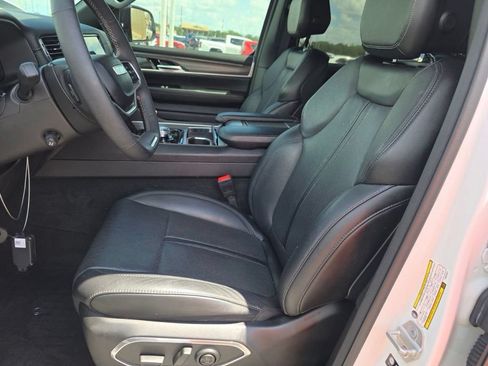 Used 2023 Jeep Wagoneer Series III w/ Convenience Group I RWD image 4