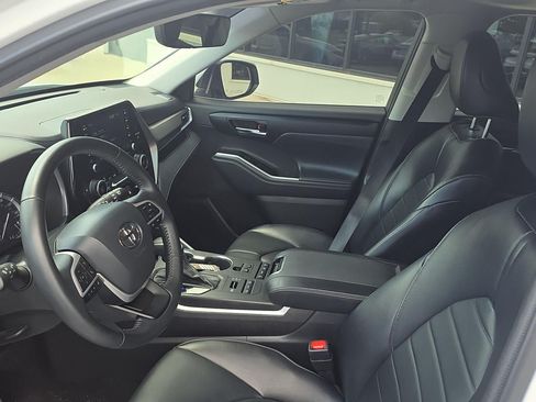 Used 2022 Toyota Highlander XLE AWD/4WD image 23