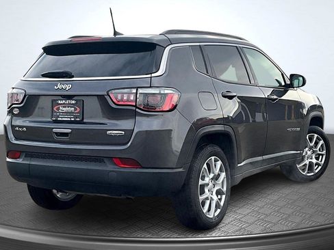 Used 2022 Jeep Compass Latitude image 2