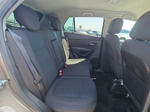 Used 2021 Chevrolet Trax LS AWD/4WD image 25