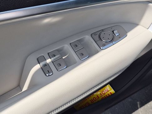 Used 2025 Genesis G70 2.5T RWD image 13
