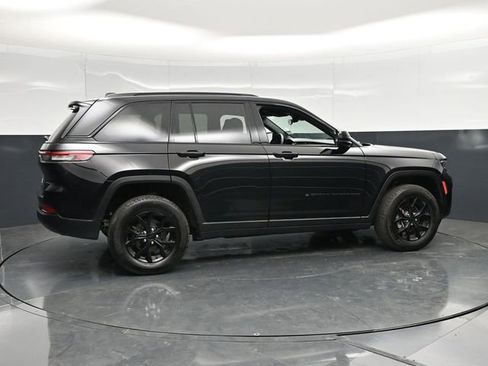 Used 2025 Jeep Grand Cherokee Altitude AWD/4WD image 14