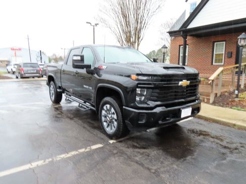 Used 2024 Chevrolet Silverado 2500 Custom w/ Z71 Off-Road Package image 10