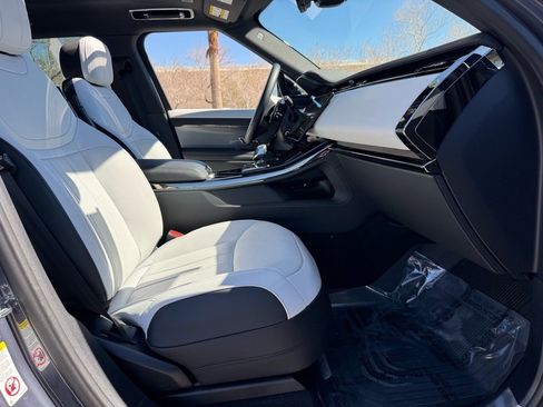 Used 2025 Land Rover Range Rover Sport Dynamic SE image 24