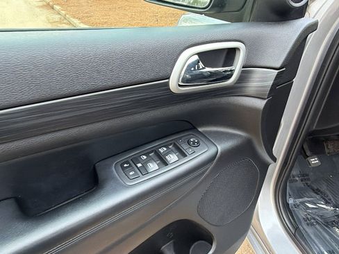 Used 2020 Jeep Grand Cherokee Altitude image 15