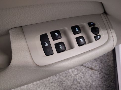 Used 2018 Volvo XC60 T5 Momentum w/ Vision Package image 12