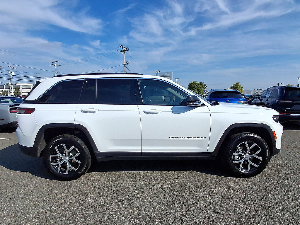 Used 2025 Jeep Grand Cherokee Limited AWD/4WD image 32