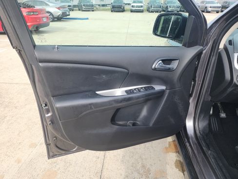 Used 2020 Dodge Journey SE w/ Blacktop Package FWD image 17