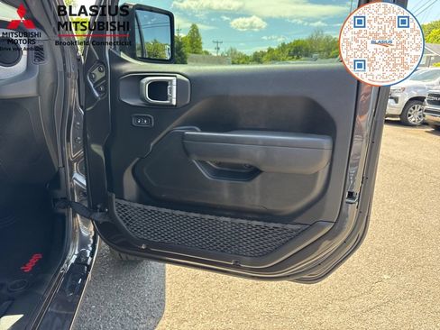 Used 2024 Jeep Wrangler Unlimited w/ Convenience Group AWD/4WD image 44