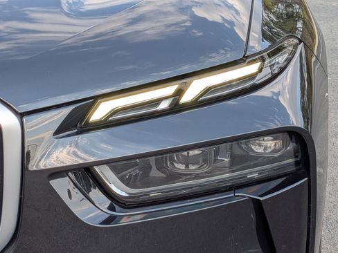 Used 2023 BMW X7 xDrive40i w/ Executive Package image 6