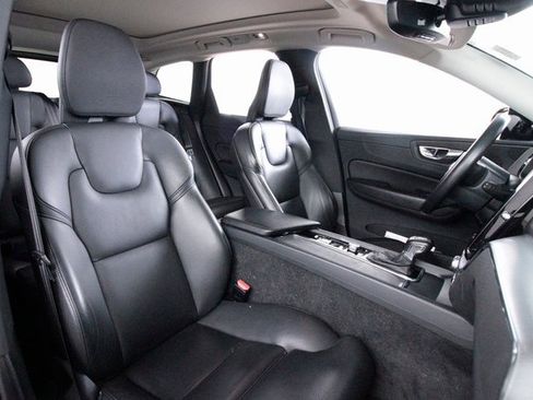 Used 2019 Volvo XC60 T5 Momentum w/ Premium Package image 24