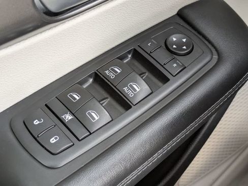 Used 2018 Chrysler Pacifica Limited w/ Advanced Safetytec Group FWD image 19