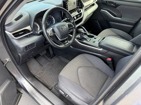 Used 2022 Toyota Highlander LE image 6